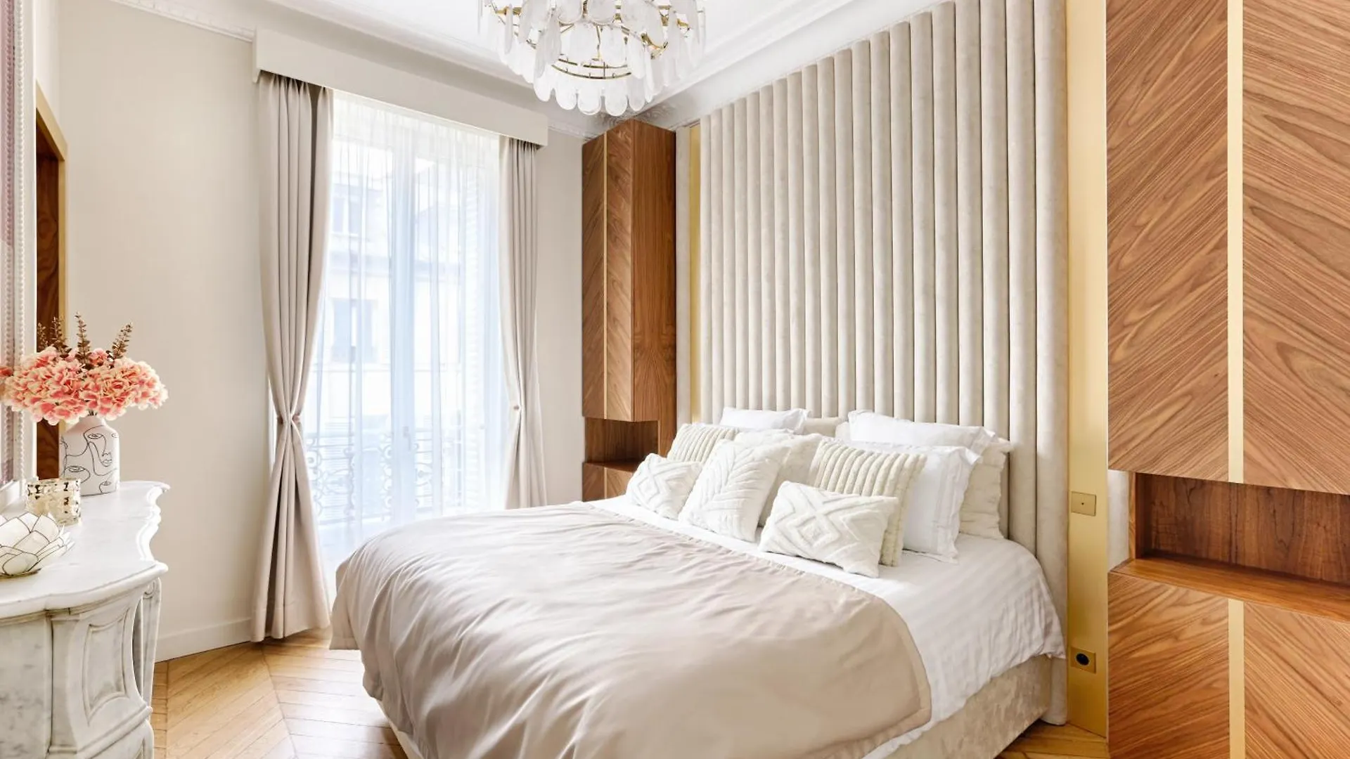 Appartement Artistique De Luxe 3 Chambres Sur Champs Elysee Paris