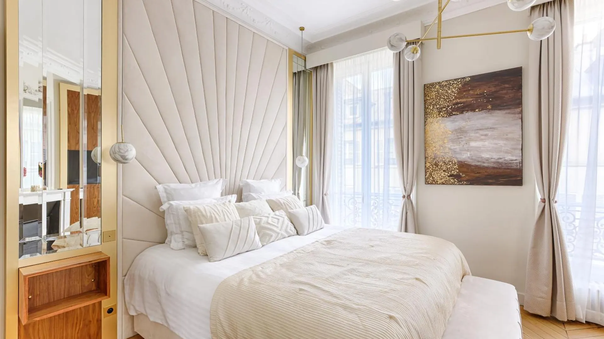 Appartement Artistique De Luxe 3 Chambres Sur Champs Elysee Paris France