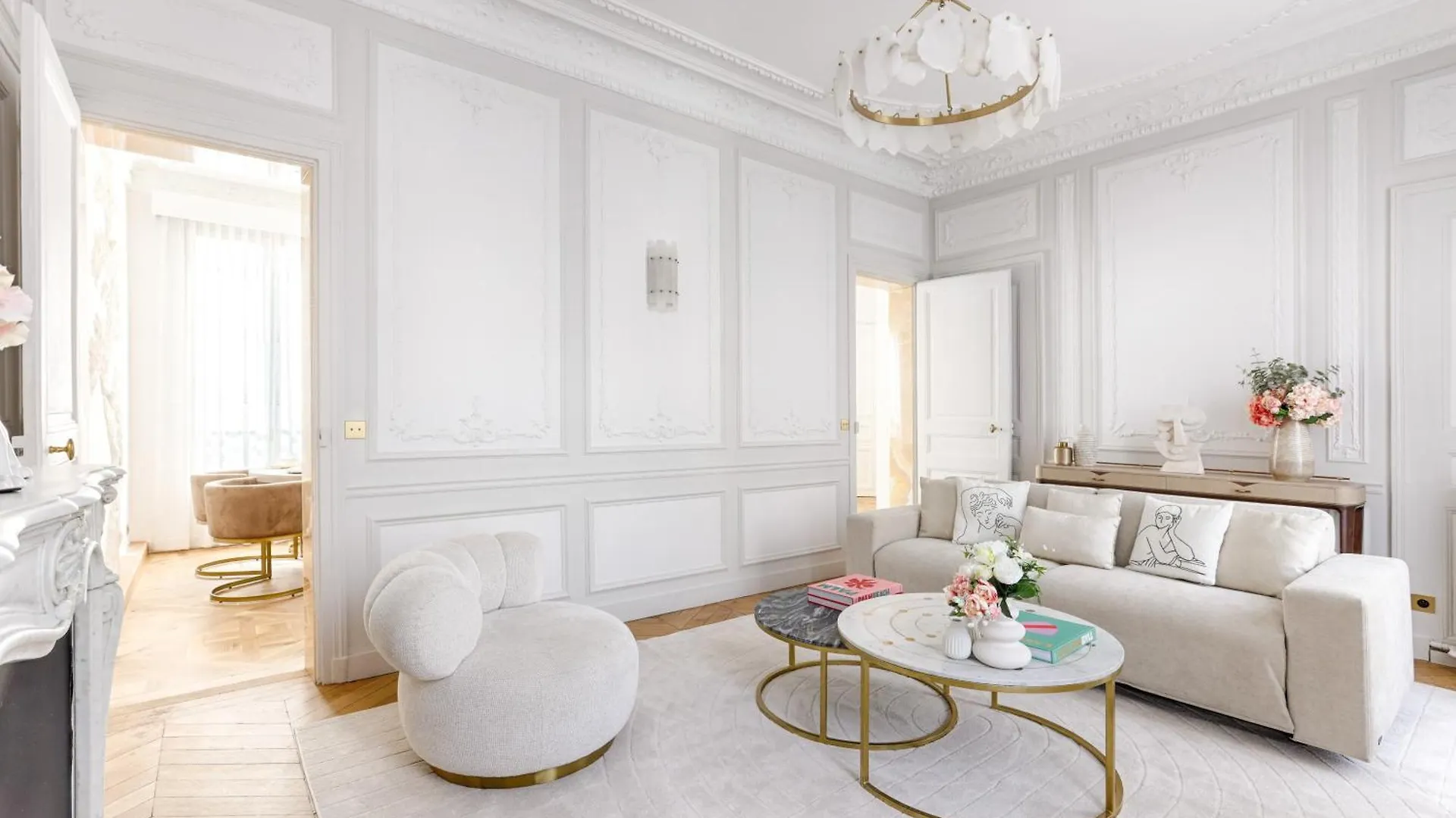 Appartement Artistique De Luxe 3 Chambres Sur Champs Elysee Paris France