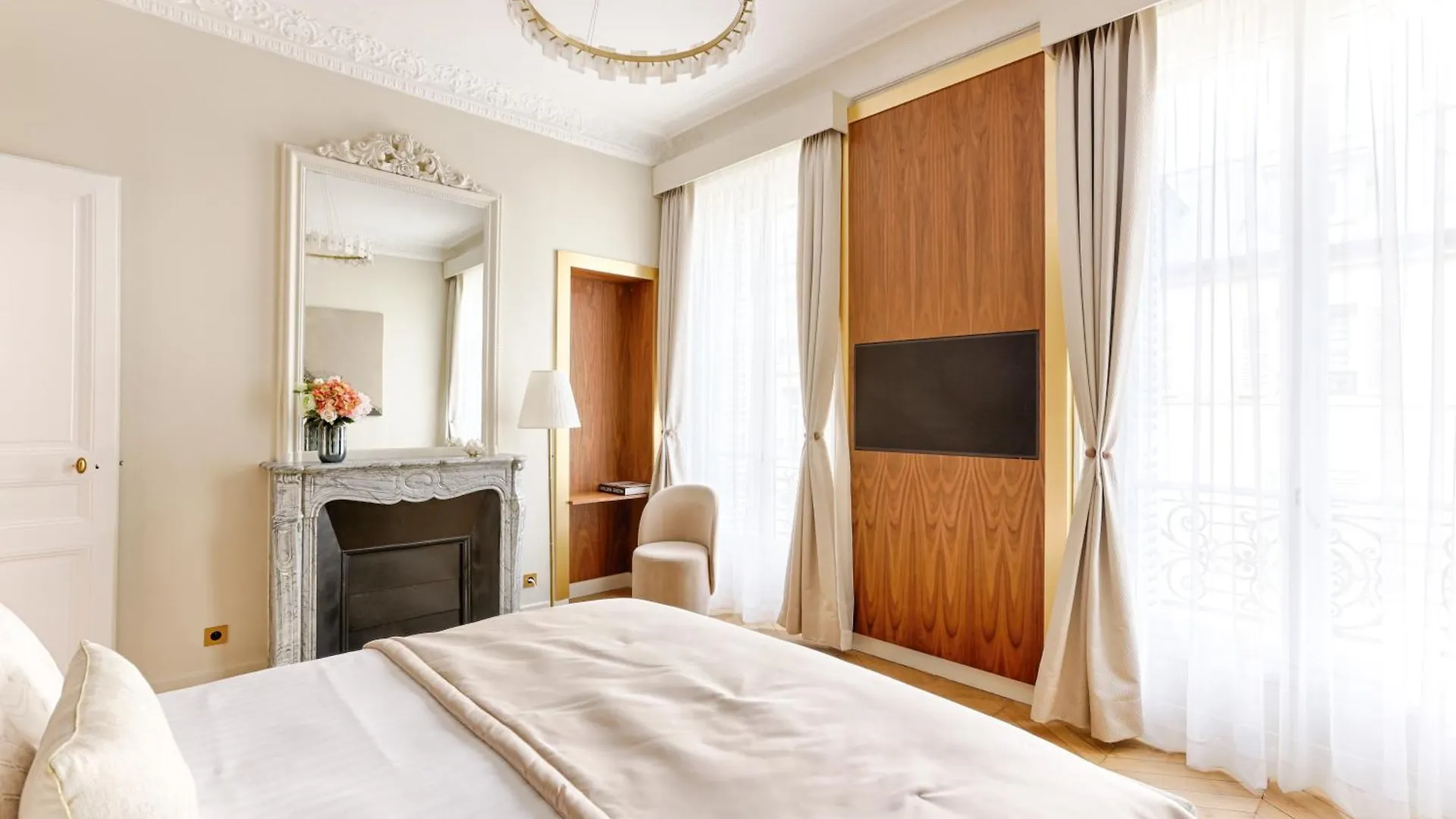 Appartement Artistique De Luxe 3 Chambres Sur Champs Elysee Paris France