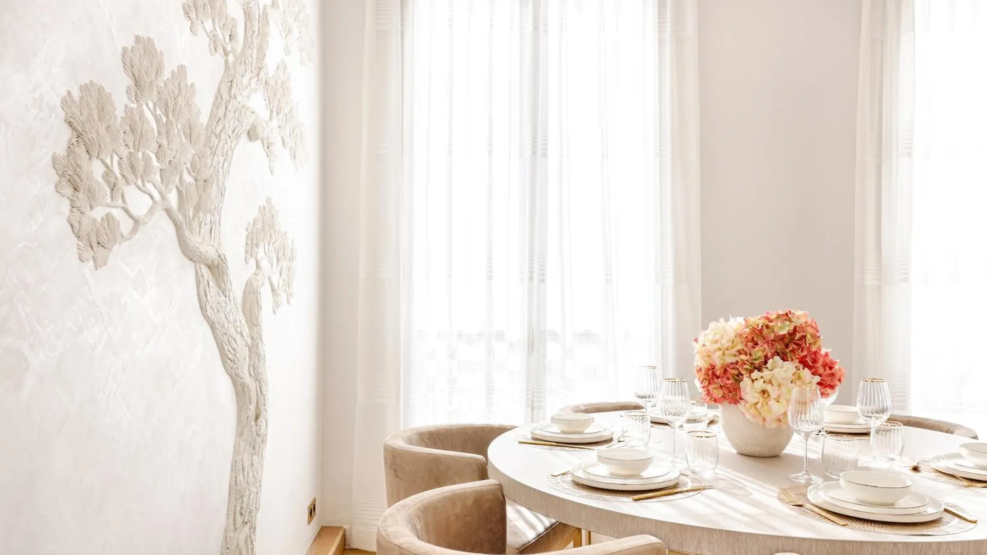 Appartement Artistique De Luxe 3 Chambres Sur Champs Elysee Paris