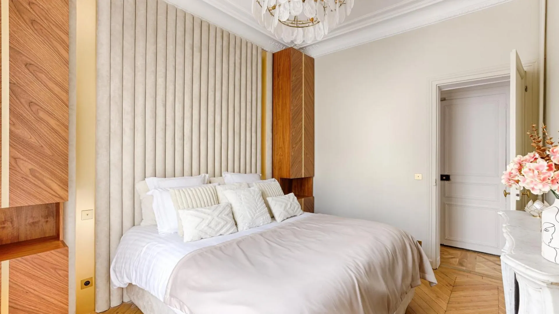 Appartement Artistique De Luxe 3 Chambres Sur Champs Elysee Paris France